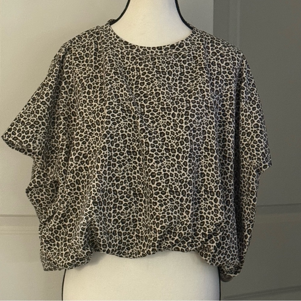 The GREII ladies, leopard print crewneck flowy sleeves, medium NWT - Picture 11 of 14